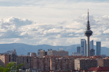 Fototapeta premium Fotografía de Madrid con Torreespaña y Cuatro Torres Business Area de fondo