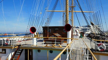 altes Museumsschiff Passat mit alter Ausrüstung liegt im Hafen vom Travemünde unter blauem Himmel