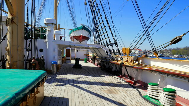 altes Museumsschiff Passat mit alter Ausr&uuml;stung liegt im Hafen vom Travem&uuml;nde unter blauem Himmel