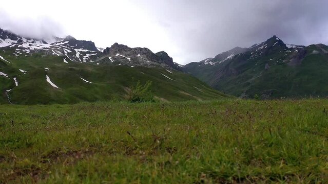 Bergpass Kleiner San Bernardo, Bergsee Lago Verney, Grenze zwischen Frankreich und Italien, Skistation, Skilift, schneebedeckte Alpen, Aostatal, Italien