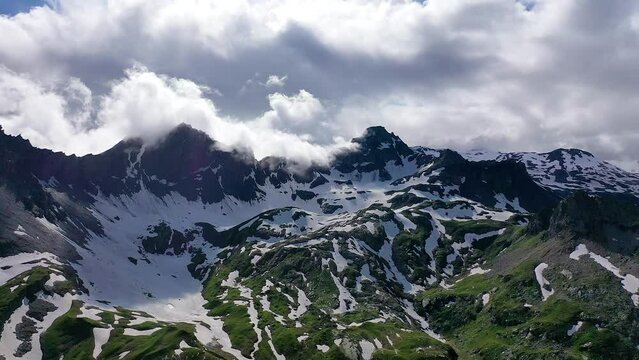 Bergpass Kleiner San Bernardo, Bergsee Lago Verney, Grenze zwischen Frankreich und Italien, Skistation, Skilift, schneebedeckte Alpen, Aostatal, Italien