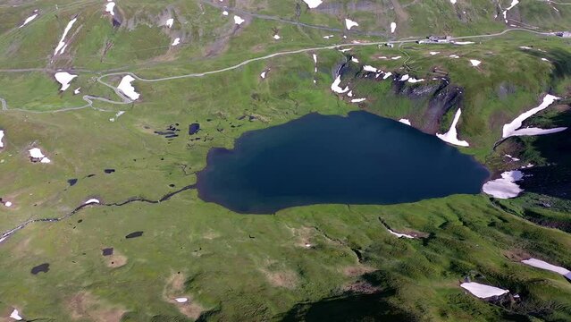 Bergpass Kleiner San Bernardo, Bergsee Lago Verney, Grenze zwischen Frankreich und Italien, Skistation, Skilift, schneebedeckte Alpen, Aostatal, Italien