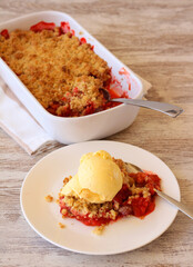  crumble with scoop of ice cream
