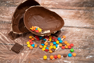 MITADES DE HUEVO DE PASCUA. COLORIDO. HORIZONTAL.