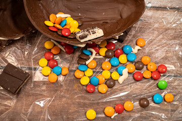 MITAD DE HUEVO DE PASCUAS CON CONFITES DE COLORES.