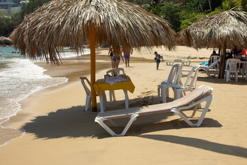 VACACIONES A LA ORILLA DEL MAR EN CAMASTRO Y PALAPA CON PALMERAS