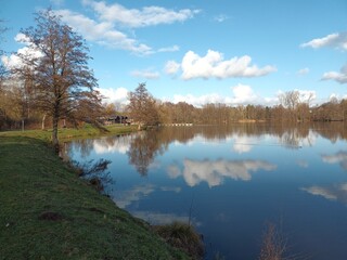 Wolken reflektieren sich im Noswendeler Stausee auf der Traumschleife Himmels Gääs Paad bei...