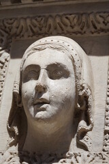 Fototapeta premium Santa Maria della Spina an der Kirche sind Köpfe und Figuren, in Pisa