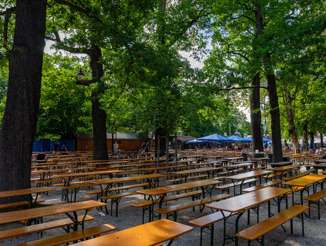 Echter Bayerischer Biergarten in München: Tradition am Hirschgarten - leere Bänke, wenig besetzt unter der Woche