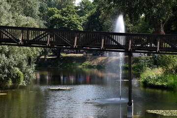 Springbrunnen in einem Rheinarm in Breisach