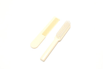 白背景の櫛とヘアブラシ