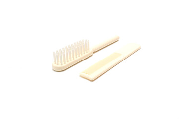 白背景の櫛とヘアブラシ