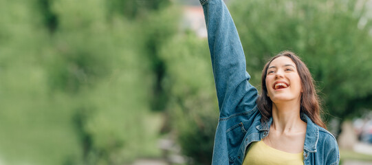 Obraz premium happy young girl expressing joy and fun