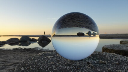 Glaskugel  Lensball  Abendsonne am Ostseestrand