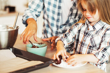 Obraz na płótnie Canvas Mom with her 4 years old daughter are cooking in the kitchen to Mothers day