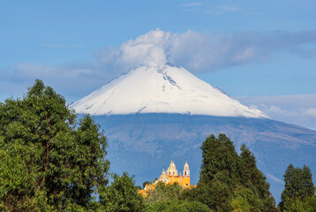 Popocatépetl und Cholula Kirche Pyramide 