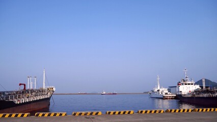 澄み切った青空の早朝に出向を待つ船たち