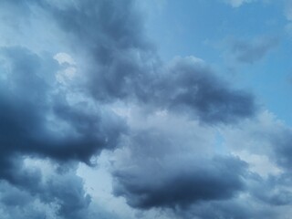 Fototapeta na wymiar Dia nublado. Nubes grises