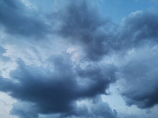 Dia nublado. Nubes grises