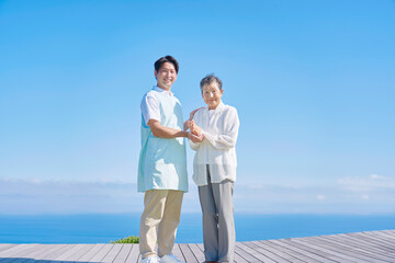 介護士と高齢者女性の屋外ポートレート