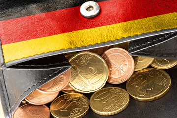 Geldbörse, deutsche Flagge und Euro Münzen