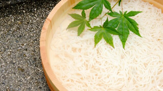 そうめん　流水でほぐす
