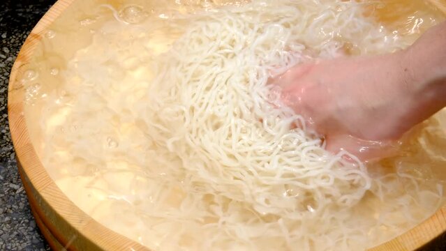 そうめん　流水でほぐす