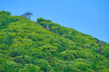 群馬県高崎市の新緑の榛名富士と榛名山ロープウェイを見る