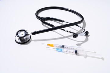 医療イメージ　聴診器　注射器