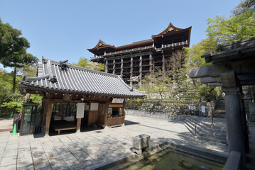 春の清水寺　本堂舞台と音羽の滝　京都市東山区