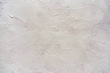 漆喰風に仕上げた白い壁の外装
