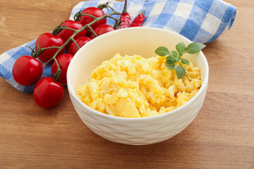 Scrambledd egg in the bowl