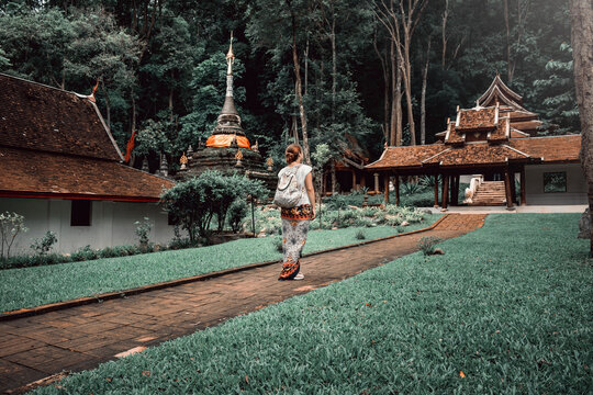 Mujer exploradora recorriendo antiguo monasterio budista, en monta&ntilde;a Doi Suthep, Tailandia