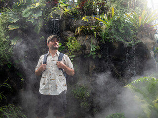 Hombre viajero explorando selva húmeda en expedición turística. - obrazy, fototapety, plakaty
