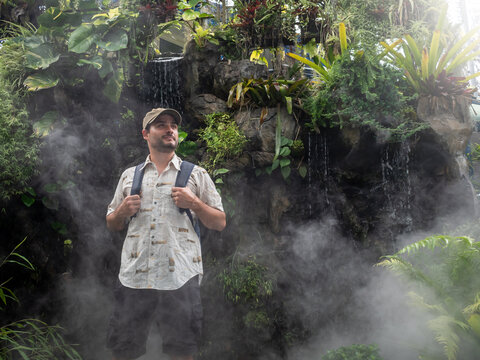 Hombre viajero explorando selva h&uacute;meda en expedici&oacute;n tur&iacute;stica.