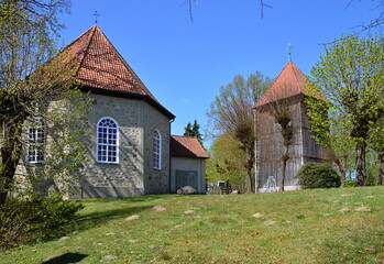 Historische Kirche im Frühling im Dorf Dorfmark, Niedersachsen