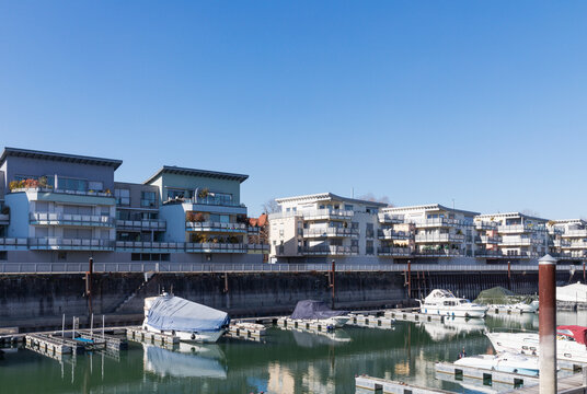 Germany, Rhineland-Palatinate, Speyer, New apartments along river Rhine and marina