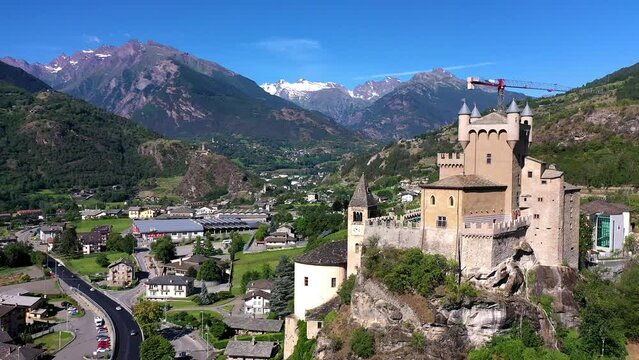 Flug &uuml;ber die historische mittelalter Burg Castello die Saint Pierre, weiter Blick &uuml;ber das Aostatal, die Landstra&szlig;e und die Berge, Alpen, Valle Aosta, Italien
