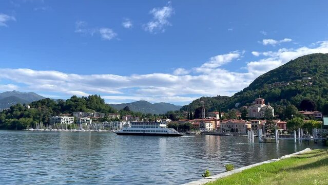 Video, F&auml;hre von Intra f&auml;hrt in den Hafen von Laveno ein, Sommer, Sonne am Lago Maggiore, blauer Himmel, Wolken, Alpen, Bergpanorama, Lombardei, Italien