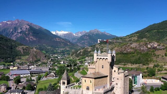 Flug &uuml;ber die historische mittelalter Burg Castello die Saint Pierre, weiter Blick &uuml;ber das Aostatal, die Landstra&szlig;e und die Berge, Alpen, Valle Aosta, Italien