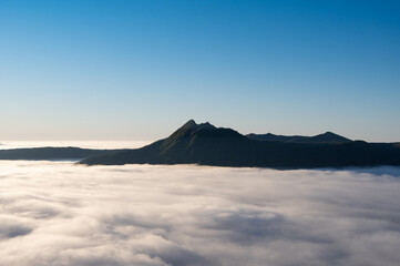 一面の雲海と山のシルエット。日本の北海道の摩周湖。