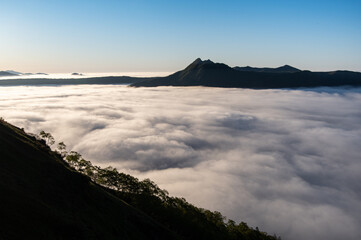 雲海に覆われた山間の湖。日本の北海道の摩周湖。
