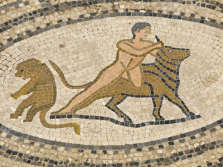 Fototapeta na wymiar Mosaicos de la casa de los trabajos de Hércules.Ciudad Romana de Volubilis(II d.c.), yacimiento arqueologico.Marruecos.