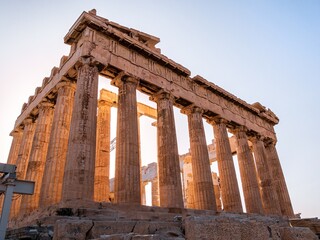 Obraz premium Ancient colums of the Parthenon on Acropolis Hill, Athens, Greece during sunset