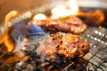 炎に包まれた中落ちカルビ  焼肉　アップ