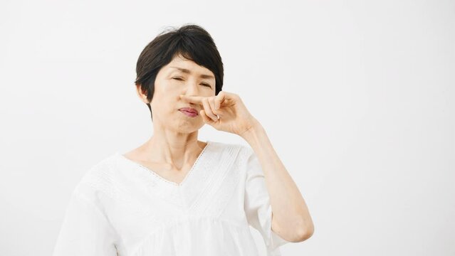 健康イメージ　鼻をすするミドル女性