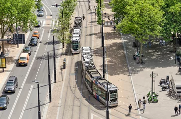 Poster Rotterdam, 2 juni 2022: luchtfoto boulevard Coolsingel met twee RET-trams die elkaar passeren © Frans