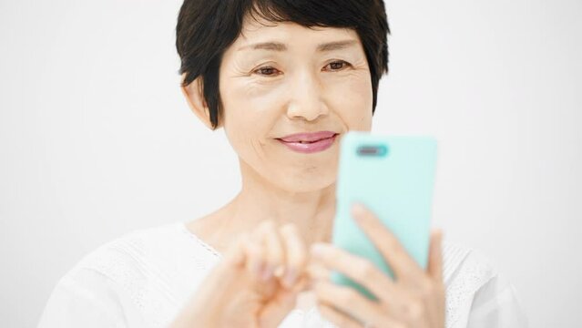 スマートフォンを操作するミドル女性