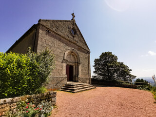 Façade de l'église Notre-Dame-de-l’Assomption butte de Suin, Charolais, Saône-et-Loire, Bourgogne-Franche-Comté, France