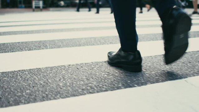 オフィス街を歩く日本人ビジネスマン